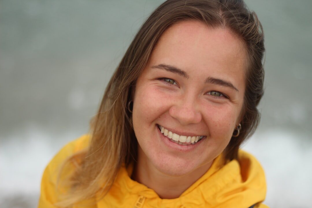 Close-up professional headshot of a smiling Belgian female journalist